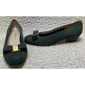 Salvatore Ferragamo Pumps Womens 8.5C Emerald Green Suede Vara Lillaz Logo Bow